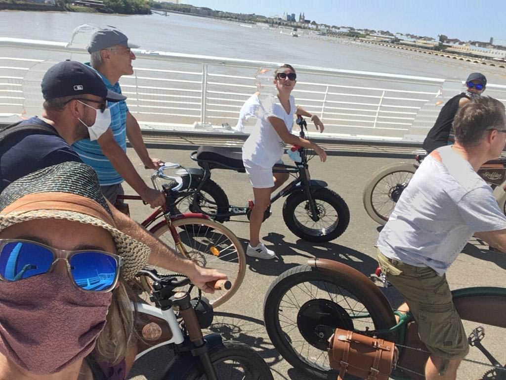 amis à velo dans Bordeaux